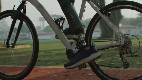 Athletic Disabled Man Prosthetic Leg Riding Bicycle — Stock Photo, Image