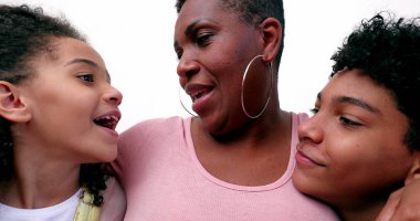 Siyah anne kızıyla konuşuyor, eğitim konsepti.