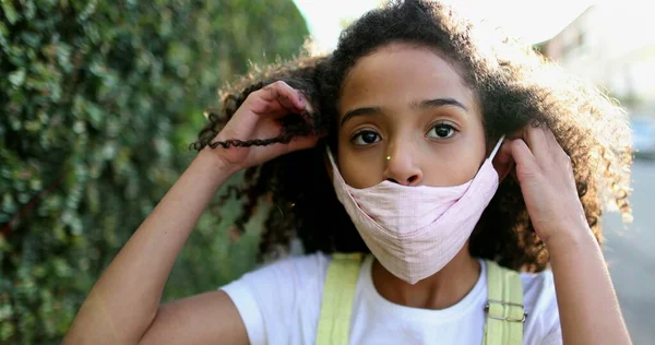 Criança Colocando Máscara Facial Vívida Enquanto Caminhava Rua — Fotografia de Stock