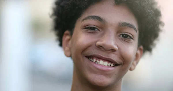 Kind Lächelt Die Kamera Gemischtes Rassenkind Ethnisch Gemischter Junge Lächelt — Stockfoto
