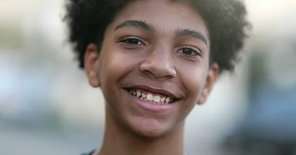 Chlapec Usmívá Portrét Fotoaparátu Míchané Rasy Dítě Etnicky Různorodý Chlapec — Stock fotografie
