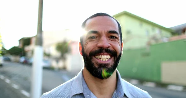 Casual Homem Hispânico Feliz Década Sorrindo Para Câmera Fora Rua — Fotografia de Stock