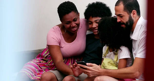 Candid Multiraciale Familie Selfie Met Telefoon Thuis Bank Interraciale Ouders — Stockfoto