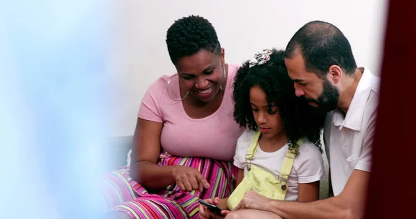 Candid Interraciale Ouders Zoek Naar Smartphone Apparaat Huis Bank — Stockfoto