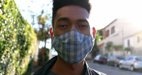 Preto Misto Raça Homem Vestindo Covid Rosto Rua — Fotografia de Stock