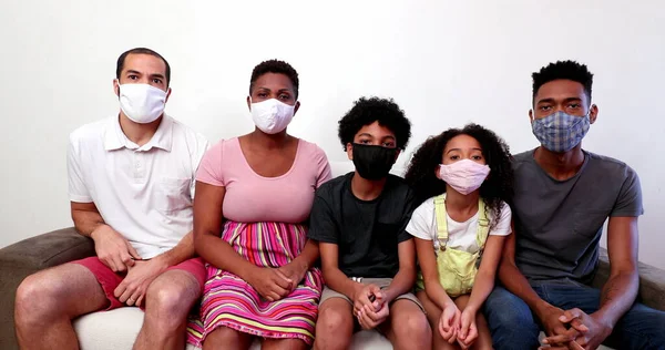 Família Negra Africana Vestindo Máscara Facial Vívida Casa Sofá — Fotografia de Stock