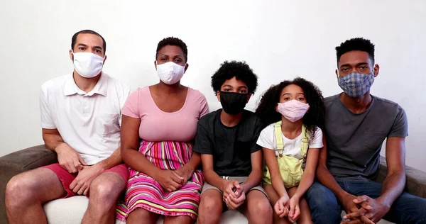 Família Negra Africana Vestindo Máscara Facial Vívida Casa Sofá — Fotografia de Stock