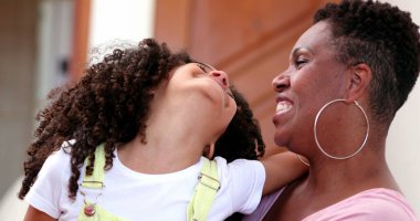 Etnik olarak farklı ebeveyn ve çocuk ilişkileri. Anne-kız ilişkisi.