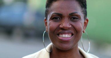 Gülümseyen kendinden emin Afrikalı kadın. Gururlu karışık ırk portresi. Yakın plan.