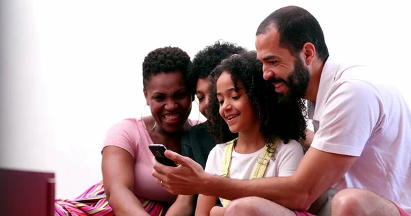 Familie Die Samen Naar Een Mobieltje Kijken Ouders Kinderen Verzameld — Stockfoto