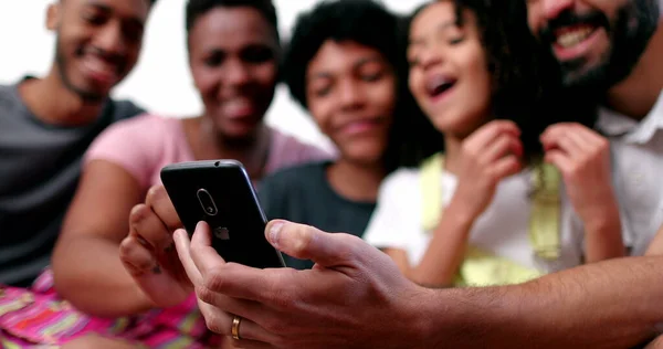 Familie Kwam Samen Lachend Glimlachend Social Media Nieuws — Stockfoto