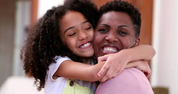 Interação Entre Pais Filhos Etnicamente Diversa Mãe Filha Relacionamento — Fotografia de Stock