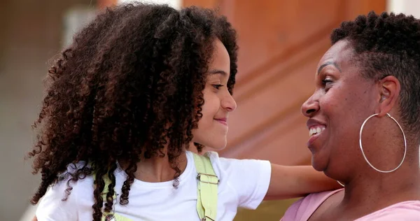 Etnik olarak farklı ebeveyn ve çocuk ilişkileri. Anne-kız ilişkisi.