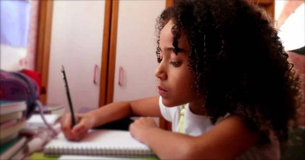 Criança Menina Etnicamente Diversa Escrevendo Notas Com Caneta Criança Estudando — Fotografia de Stock