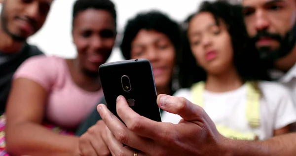 Diverse Interraciale Familie Thuis Bank Zoek Naar Mobiele Telefoon — Stockfoto