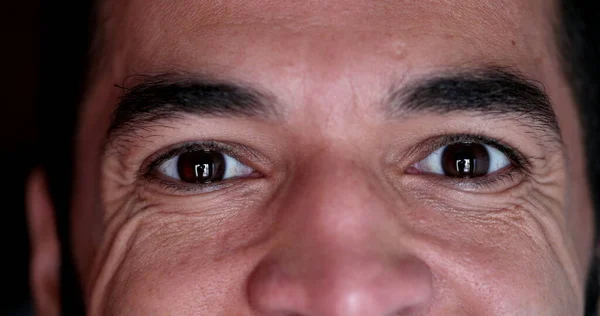 Mata Pria Yang Tersenyum Pria Berkerut Tahun Melihat Kamera Macro — Stok Foto