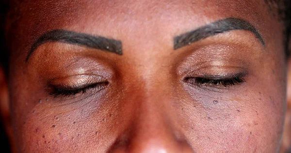 Close African Woman Eyes Closed Meditation — Fotografia de Stock