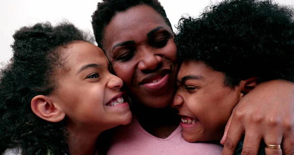 Kinderen Knuffelen Zoenen Moeder Zwarte Afrikaanse Etniciteit Liefde Genegenheid — Stockfoto