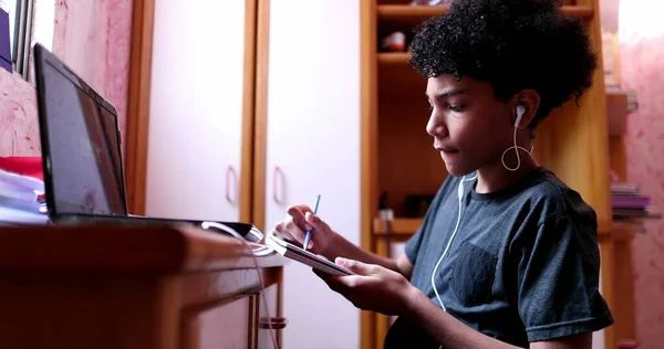 Criança Estudando Casa Durante Quarentena Frente Computador Portátil — Fotografia de Stock