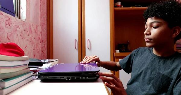 Ребенок Сидящий Столом Открывает Ноутбук Включает Компьютер Подготовки Домашнему Заданию — стоковое фото