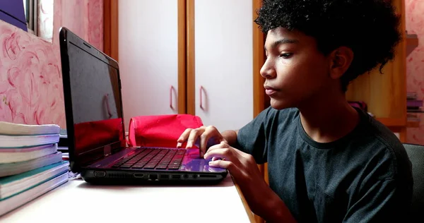 Criança Sentada Mesa Abre Laptop Liga Computador Preparação Para Fazer — Fotografia de Stock