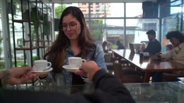 Kadın müşteri kahve dükkanından iki ekspresso almış.