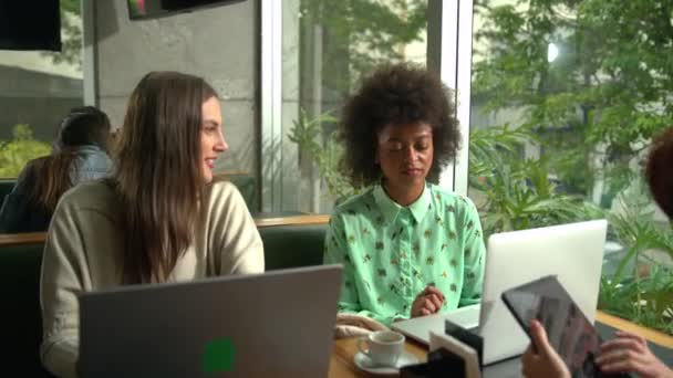 Millennial Female Workers Doing Remote Work Cafe Young Entrepreneurial Women — Stockvideo