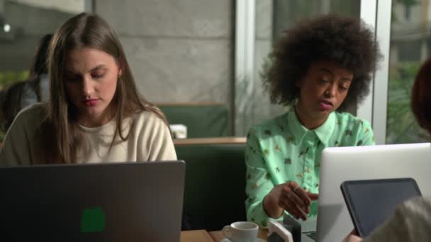 Junge Frauen Arbeiten Mit Laptops Café Arbeiterinnen Vor Dem Computer — Stockvideo