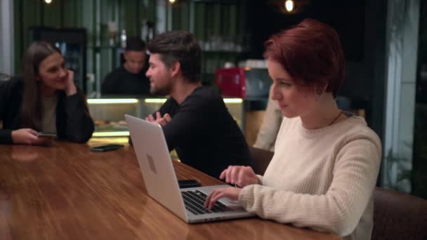 Eine Frau Mit Laptop Einem Café Person Die Tisch Sitzt — Stockvideo