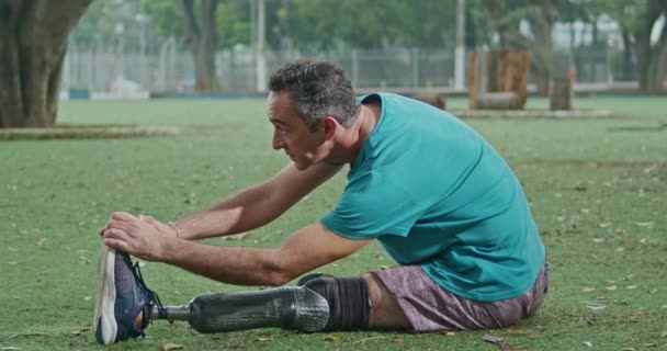 Parkta Protez Bacağı Gerilen Atletik Engelli Kişi — Stok video