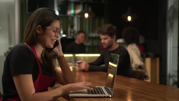 Young Woman Staff Talking Phone Receiving Online Orders Front Laptop — Vídeos de Stock