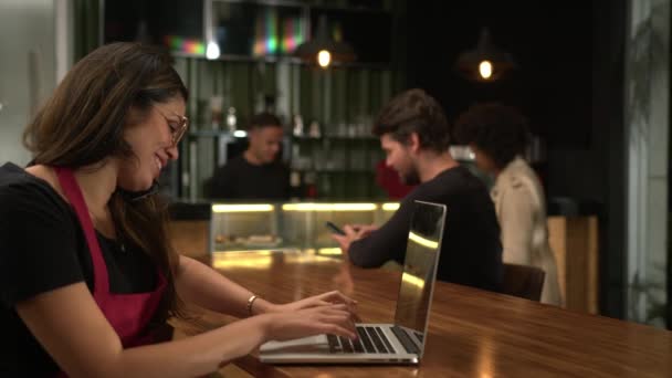 Многозадачность Работницы Получающей Заказы Мобильный Телефон Печатающей Ноутбуке Кафе — стоковое видео