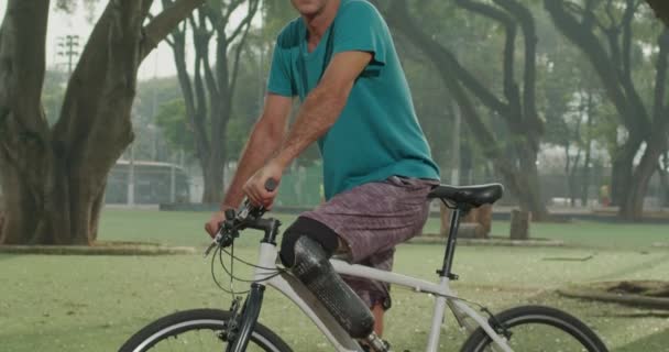 Retrato Hombre Discapacitado Con Pierna Protésica Parado Afuera Con Bicicleta — Vídeos de Stock