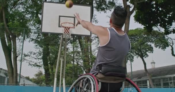 Disabled Athlete Wheelchair Training Basketball Paraplegic Person Throwing Ball Hoop — ストック動画