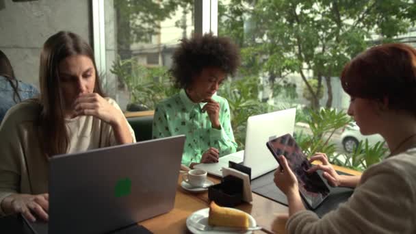 Три Женщины Коллеги Работающие Кофейне Перед Ноутбуками Планшетами — стоковое видео
