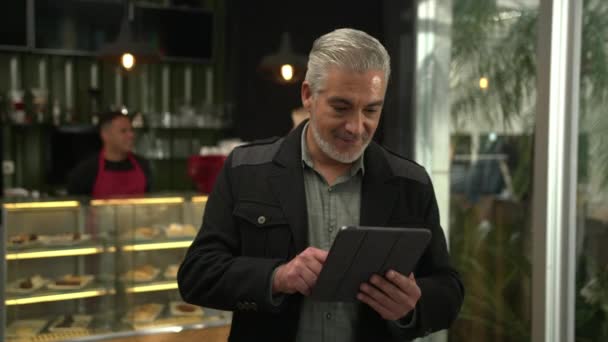 Older Businessman Entrepreneur Holding Tablet Coffee Shop — Vídeo de Stock