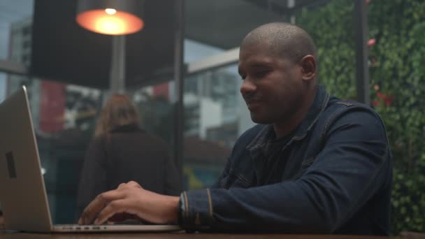 Hombre Afroamericano Escribiendo Teclado Trabajando Dentro Cafetería — Vídeo de stock