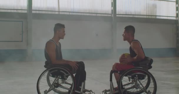 Two Disabled Basketball Athletes Wheelchairs Talking — 图库视频影像