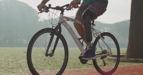 Atlético Deficiente Homem Com Prótese Perna Andar Bicicleta Fora — Vídeo de Stock