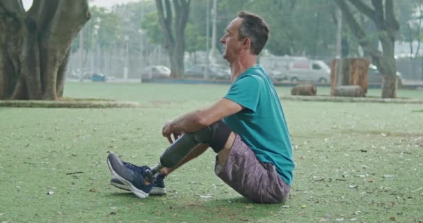 One Disabled Man Prosthetic Leg Stretching Sport — Stock video