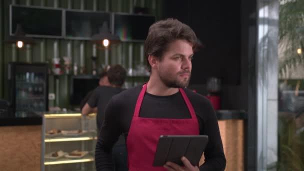 Young Man Entrepreneur Holding Tablet Wearing Apron Standing Coffee Shop — Vídeo de stock