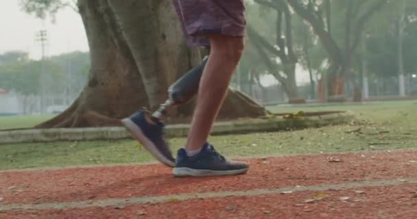 Koşu Pistinde Protez Bacakla Koşan Engelli Bir Sporcu Motivasyonel Ampütasyon — Stok video