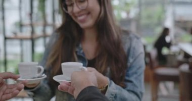 Kadın kahveciden ekspresso alıyor. Kafe dükkanında mutlu bir müşteri. Yerel küçük işletme kavramı