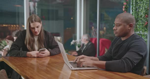 Ludzie Siedzący Kawiarni Przy Użyciu Nowoczesnych Urządzeń Technologicznych Czarny Człowiek — Wideo stockowe