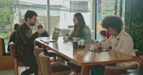 Menschen Sitzen Café Und Trinken Lokales Wirtschaftsrestaurant Freunde Hängen Lächelnd — Stockvideo