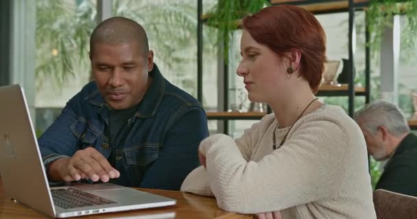 Два Разных Молодых Человека Перед Ноутбуком Кофейне Женщина Указывающая Экран — стоковое видео