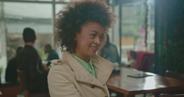 Klant Betaalt Met Contactloze Telefoon Aan Toonbank Een Vrouw Afrikaans — Stockvideo