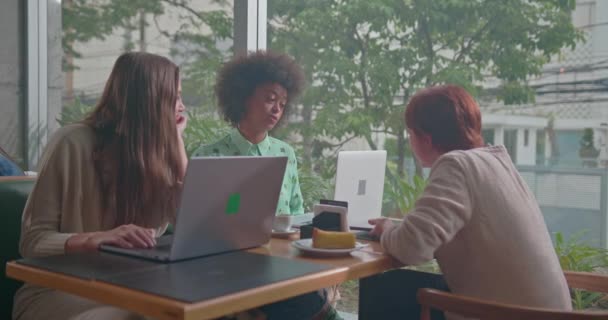 Freunde Sitzen Tisch Café Und Unterhalten Sich Drei Unterschiedliche Kolleginnen — Stockvideo