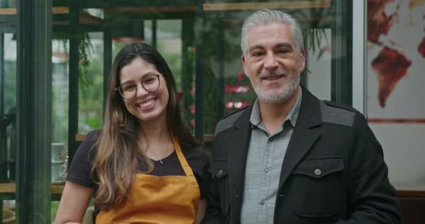 Retrato Del Dueño Una Pequeña Empresa Posando Con Una Empleada — Vídeos de Stock