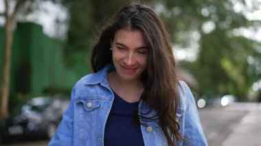 Dışarıda yürüyen mutlu bir kadın. Kendine güvenen biri gülümseyerek yürür